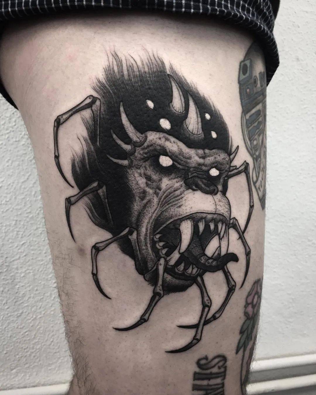 黑色在他手中成为了最凶狠的纹身武器