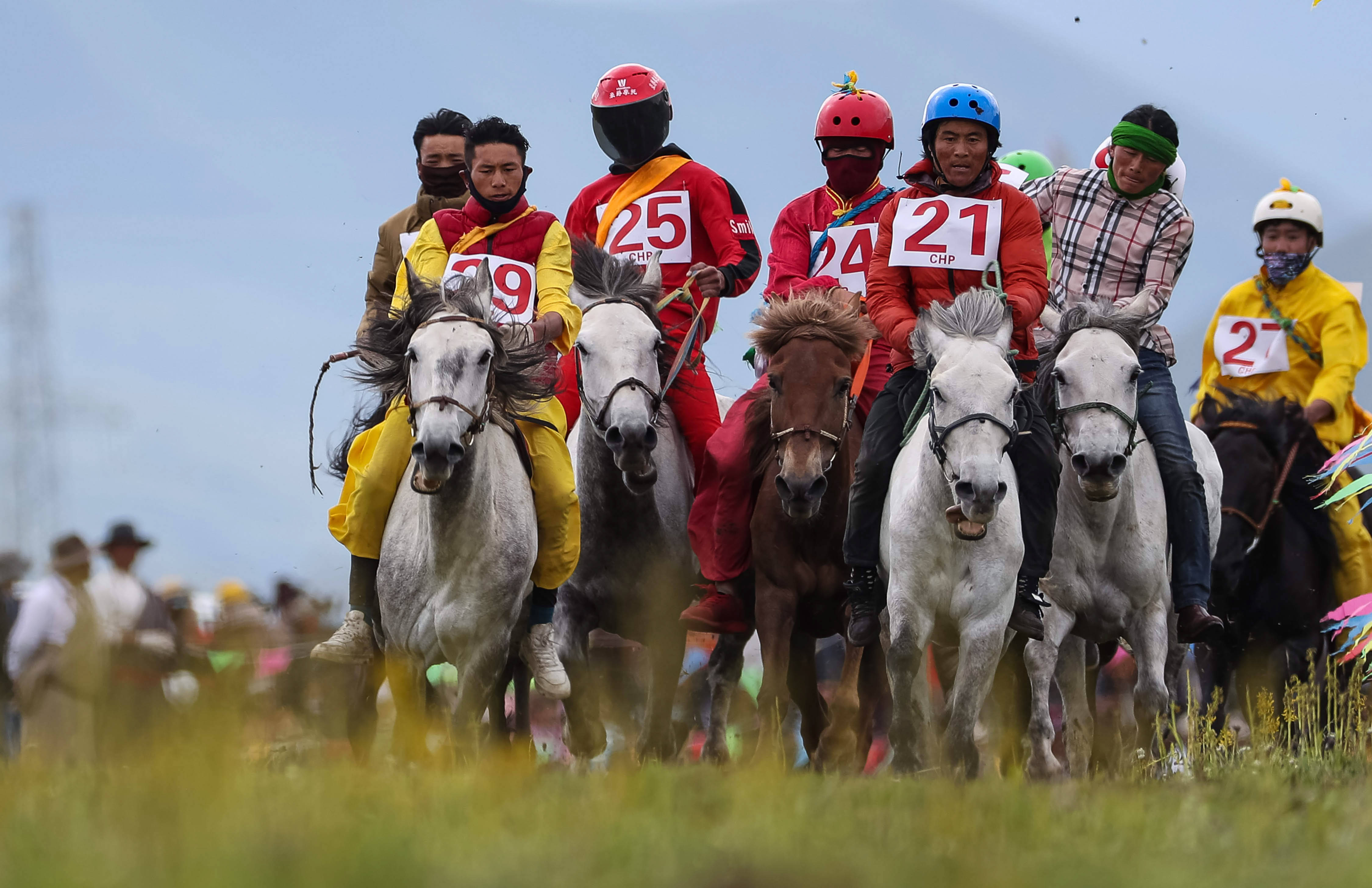 8月8日,来自牧区的青年骑手在扎青塘草原上赛马.