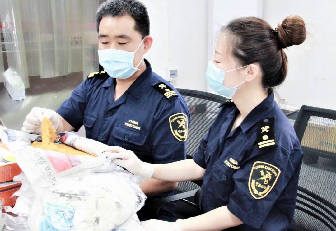 "灯下黑"? led灯内夹藏烟丝被海关查获