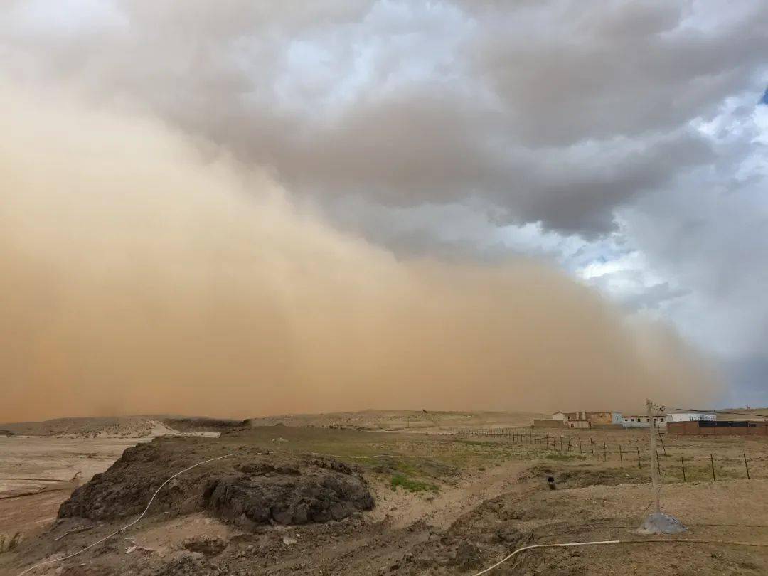 内蒙古一地出现强沙尘暴!巨大"沙墙"遮天蔽日
