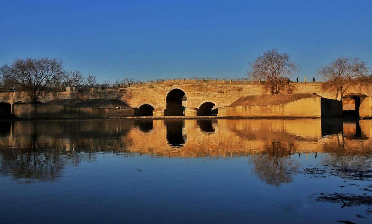 朝阳,通州交界处,通惠河上的知名古迹八里桥,近日正开展桥面勘探和