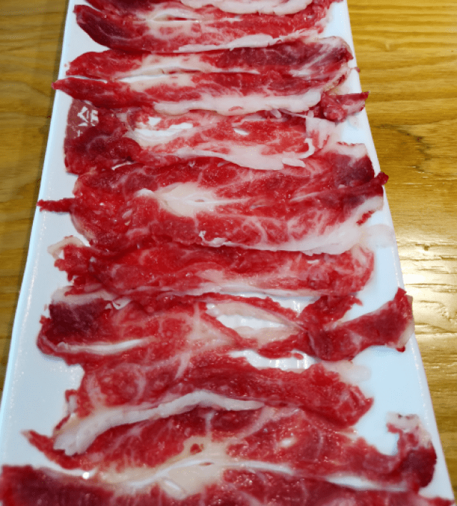 每片牛肉 肥肉均衡, 新鲜的红嫩