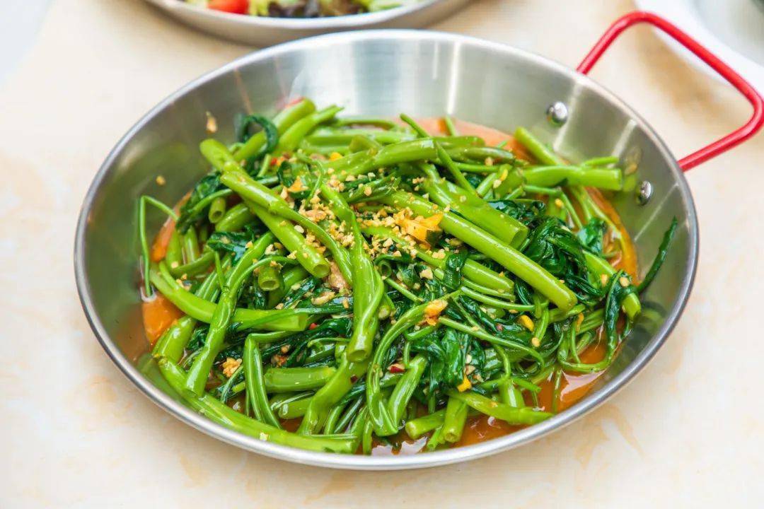 泰式通菜的味道就有点中规中矩了,即便加入了蒜蓉和海鲜酱,鲜味还是不