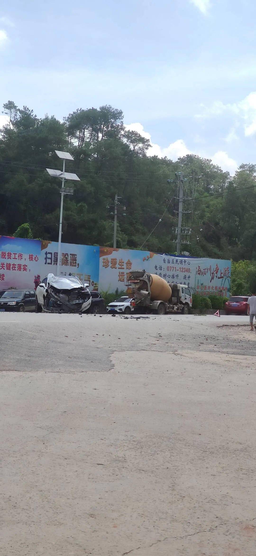 今天中午藤县新庆路口路段,搅拌车与小车相撞……_梧州