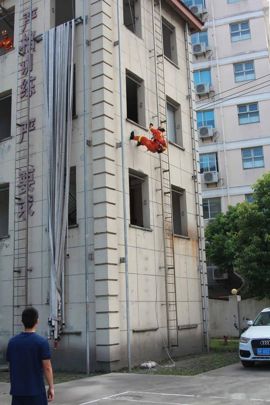 我们也亲身体验了消防员叔叔救火时使用的水枪,水压开到最大时我们都