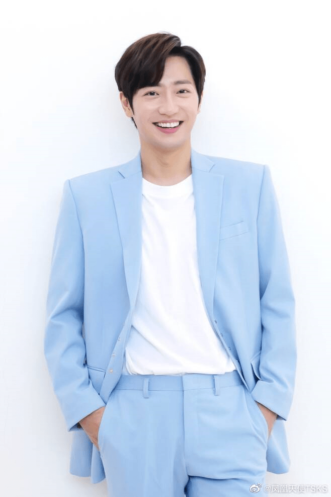 动态李光洙从隐隐的微笑到灿烂的笑容都是调皮的亲近感