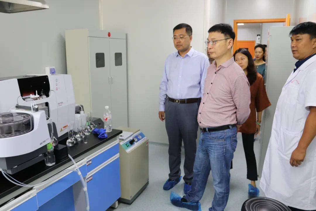 云南省食品药品监督管理局局长刘本军一行莅临曲靖市中医医院中药制剂