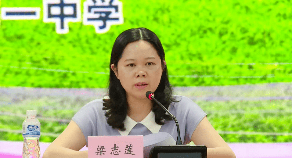 仪式前,梁志莲和相关负责人共同为现场的家长和学生派发禁毒宣传资料.