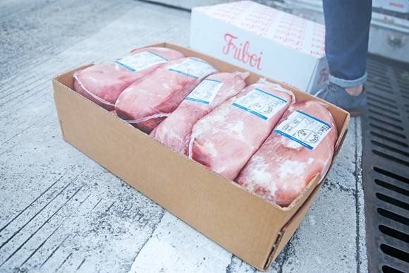 更快更低价!首批原箱进口巴西冻牛肉通过陆海新通道抵渝