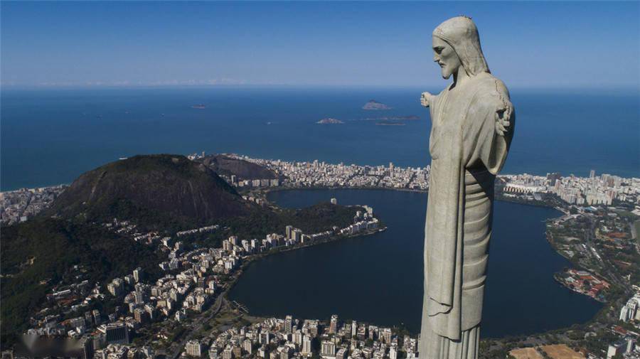 巴西基督像,是一座装饰艺术风格的大型耶稣基督雕像,是里约热内卢的