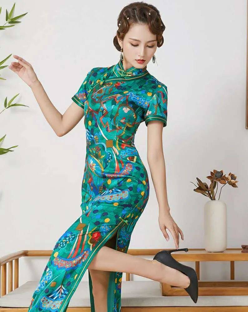 真丝旗袍不仅庄重典雅,也不经意间流露出温婉柔美的风情