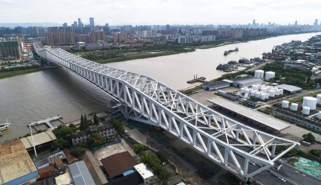 这座连接高新区的大桥进入通车倒计时