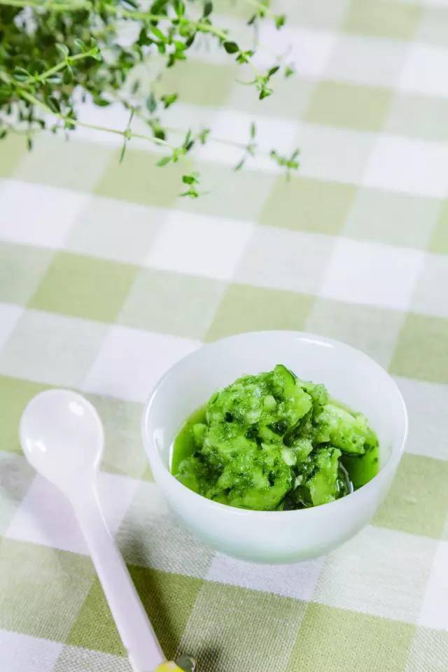 黄瓜泥:给宝宝喂食黄瓜泥,可帮助宝宝远离疾病.