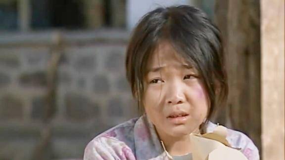 暖春香杏下地回来见到小花带伤蹲在二蛋家院门口和她聊天