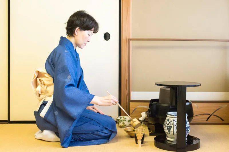 日本人吃饭坐姿跪坐图片