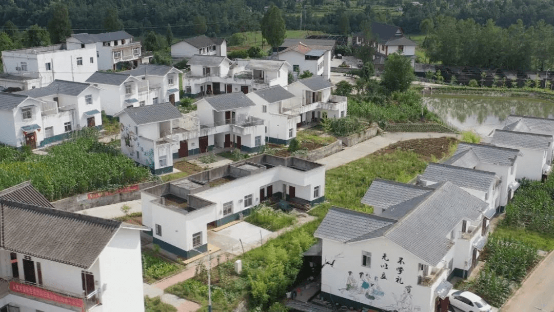 决战脱贫巴州区曾口镇67基础设施建设成效显著