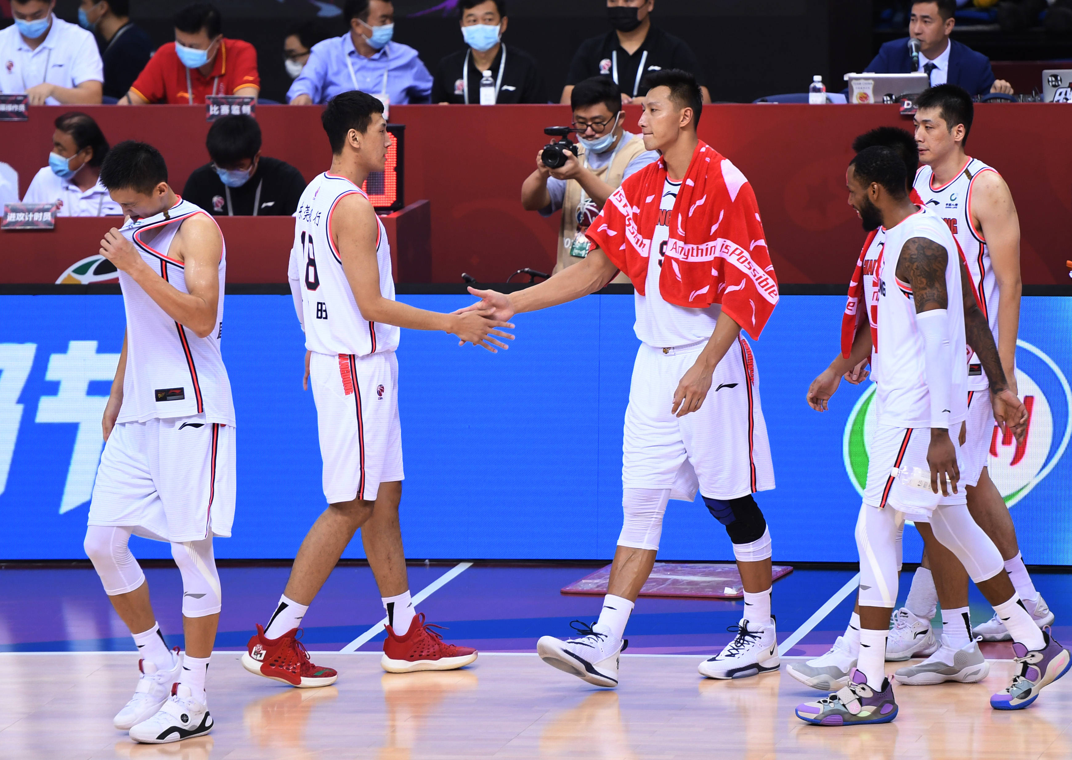 在山东青岛举行的2019-2020赛季中国男子篮球职业联赛(cba)总决赛首场
