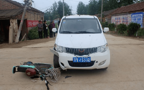 【案例】夏邑一面包车粗心驾驶与电动车相撞