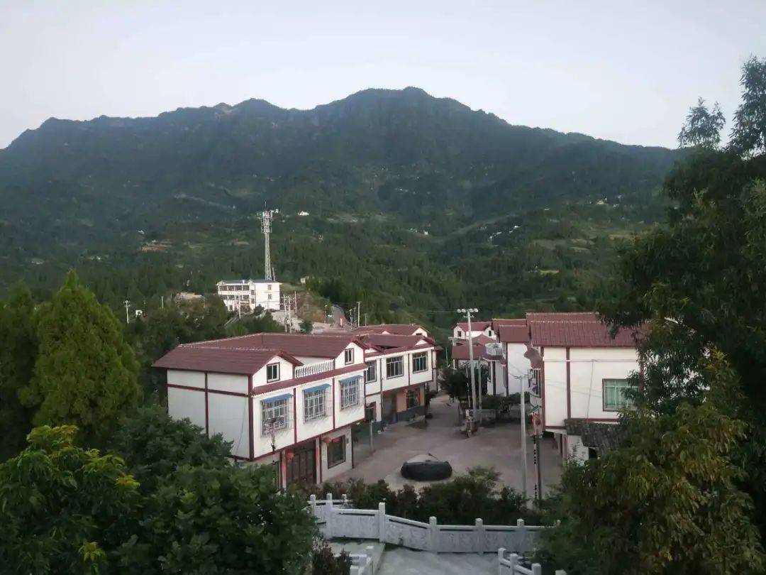 她们来自习水红岗村,绕过重重大山才能到达.