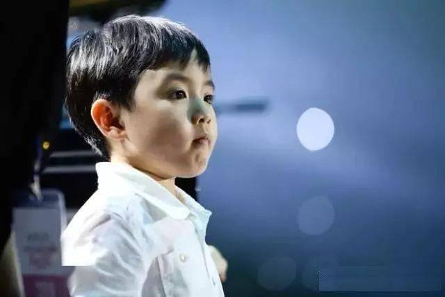 4岁钢琴神童演奏还没开始就醉了他的父母做了这件了不起的事