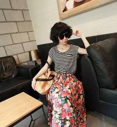 可爱的短发小翻翘