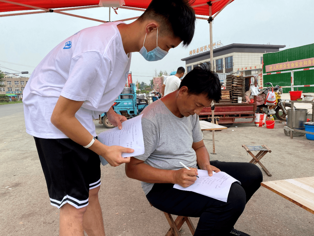 图为实践团成员邀请居民填写调查问卷图为"萤火"实践团参观创新产业园