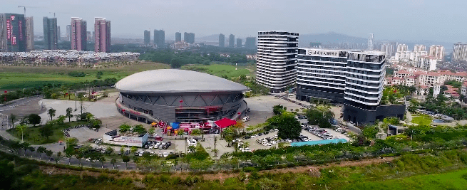 半岛体育文化公园配套设施:停车场 卫生间 小店 自助售卖机 游乐设施