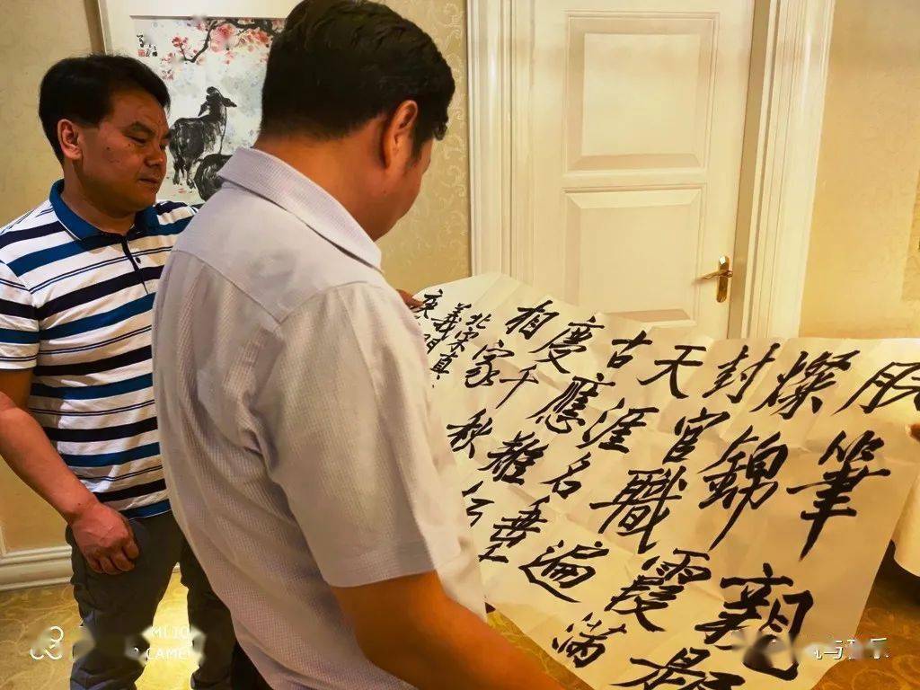 除了有歌舞的专业爱好外,胡连荣在书法方面也有一定的造诣.