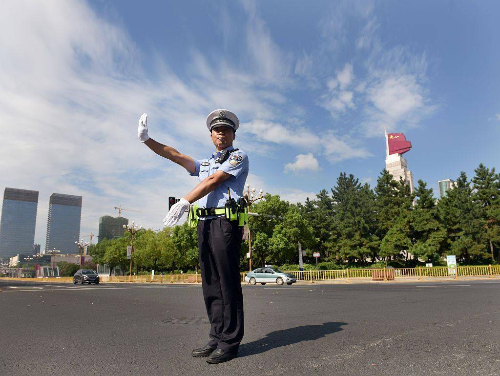 南昌持续"烧烤模式" 交警坚守岗位接受"烤"验