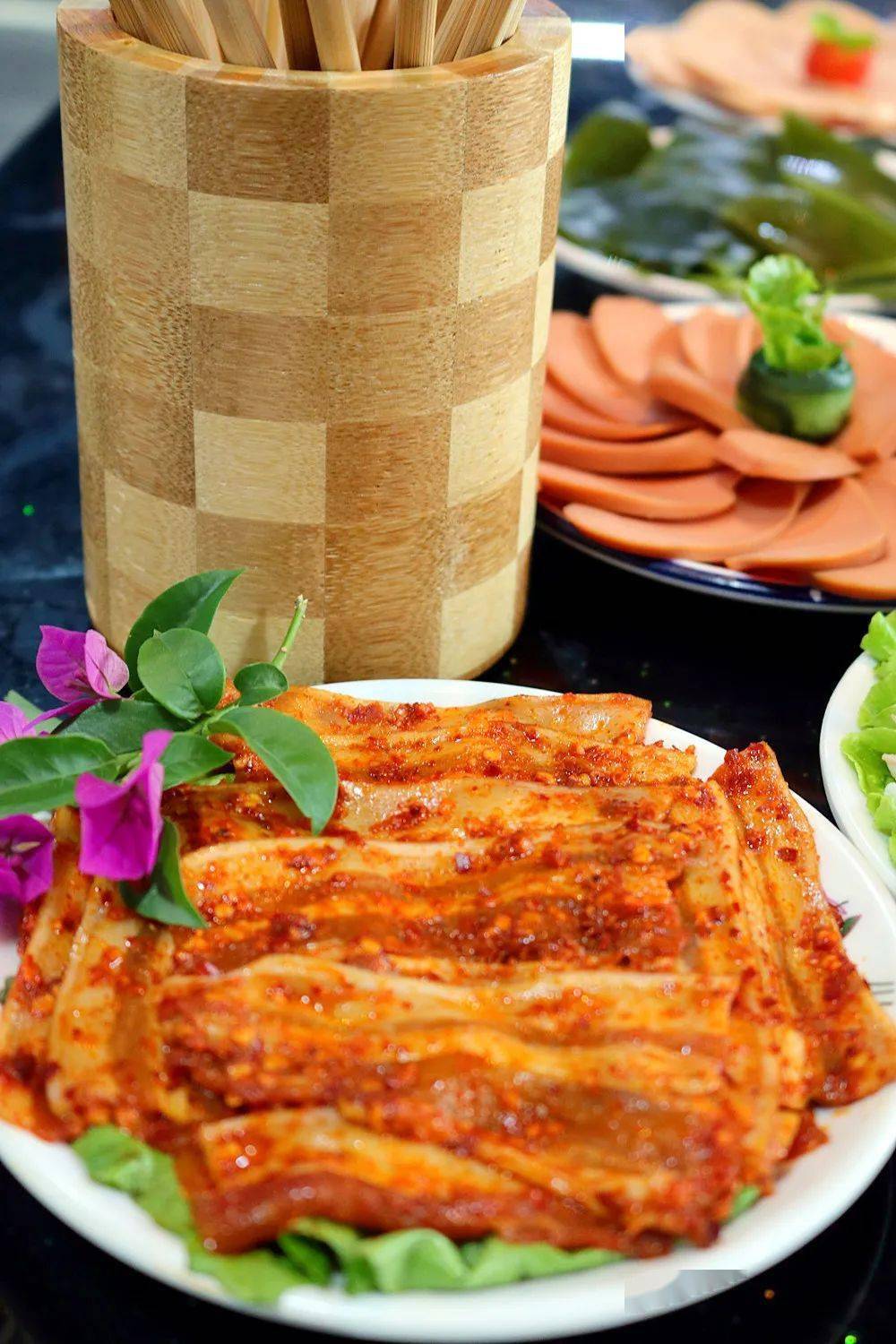 薄片,点睛之笔在于这份秘制酱料,360°无死角裹满五花肉的每一寸肌肤