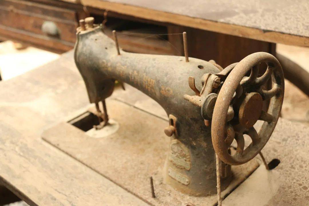 街特色历史文化街区老物件收集修复工厂触摸每一个老物件雕花木质桌椅