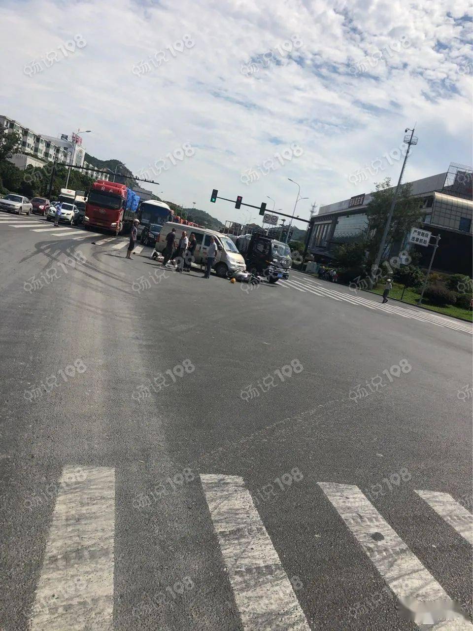 电瓶车撞上泥罐车…最近多起交通事故,现场惨不忍睹,老司机开车要