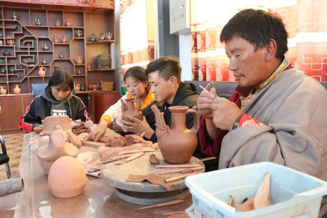 给前来学习藏黑陶技艺的农牧民发放工资20多万元,增加了30多名贫困户