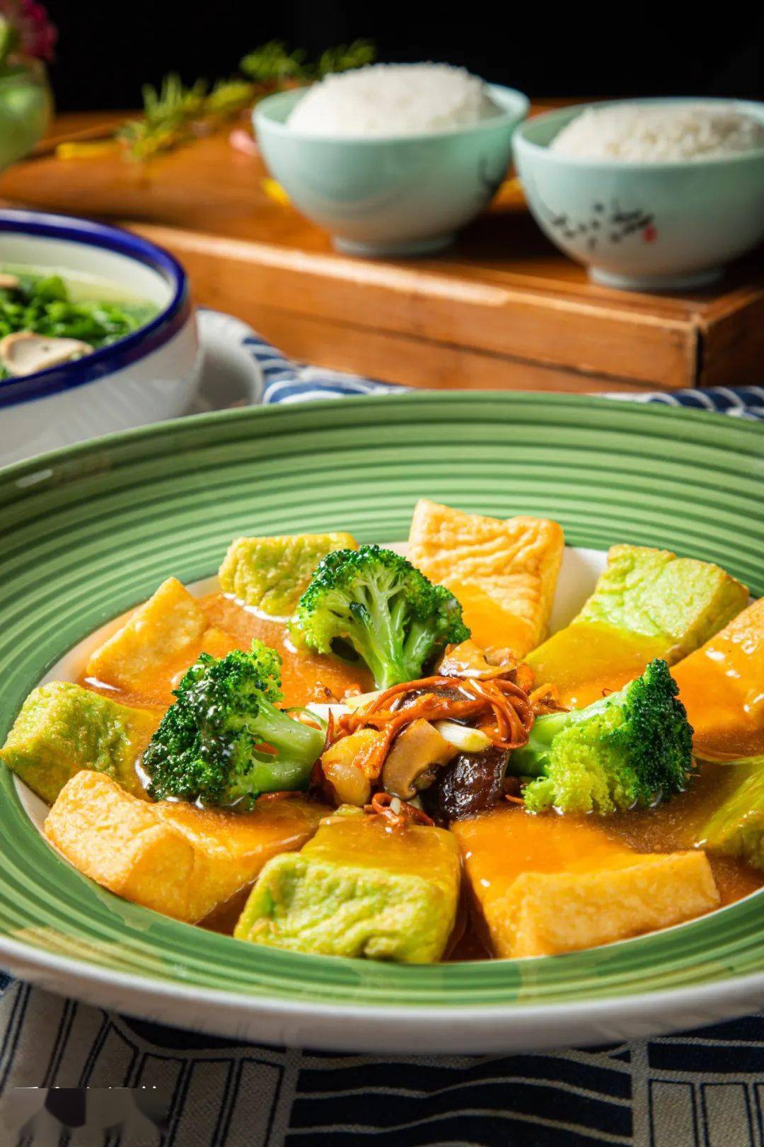 色泽明艳的"双色鲍鱼豆腐",看着就十分开胃.