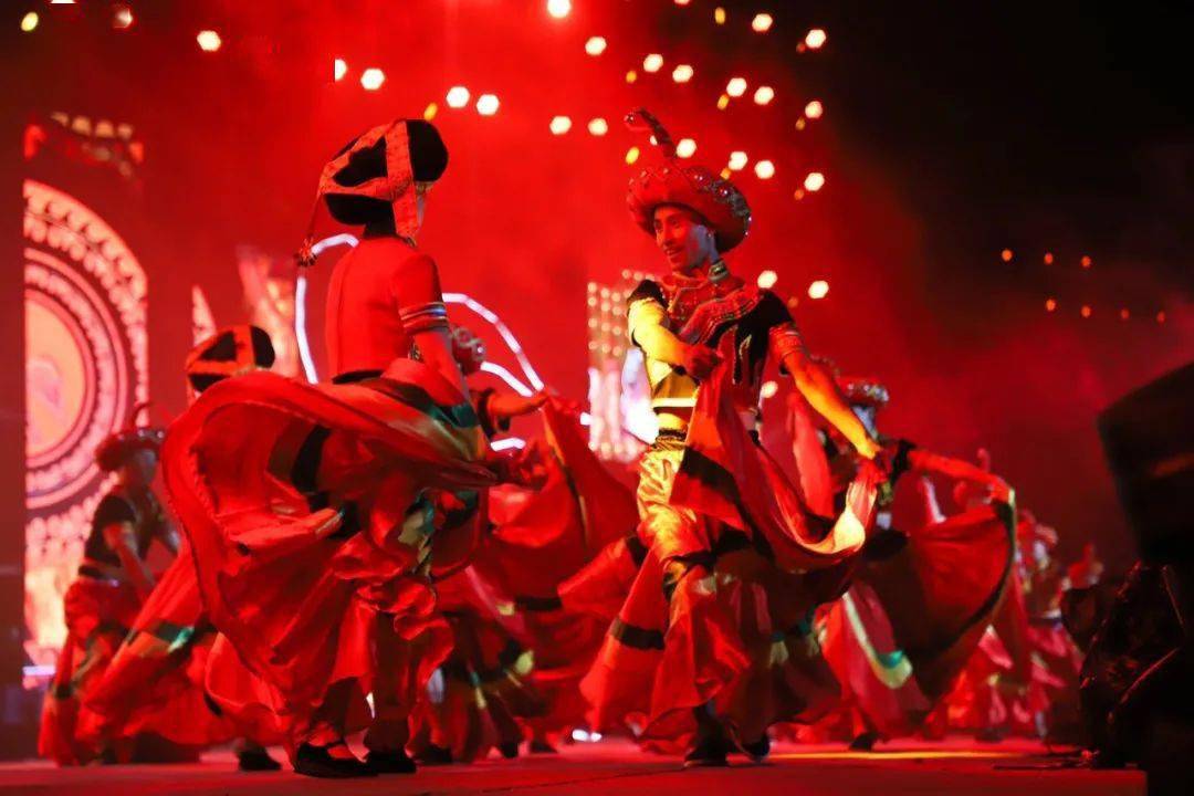 火把节的重头戏——篝火晚会在舞蹈《"撮泰""撮泰"阿西里西》中拉开