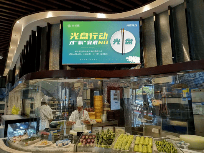 "南景饭店积极践行落实"光盘行动,营造"文明餐桌,包括仔细询问就餐