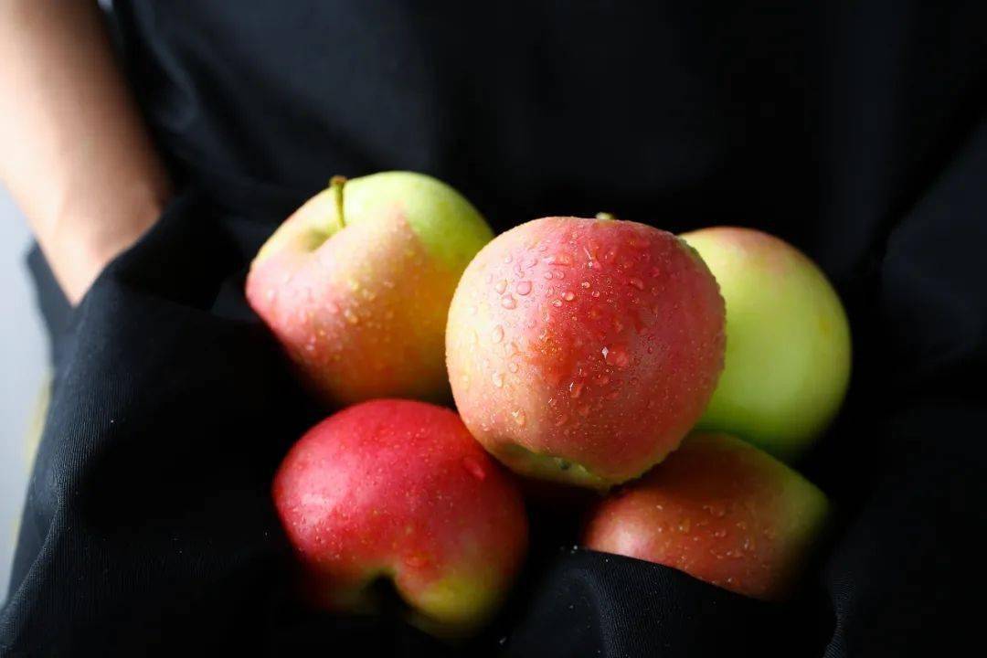 现摘嘎啦果,一口"咔嚓"脆,满嘴果香