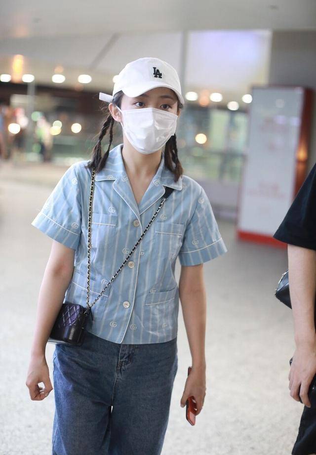 "小龙女"吴佳怡好甜,睡衣衬衫配阔腿裤,复古风穿出清新感