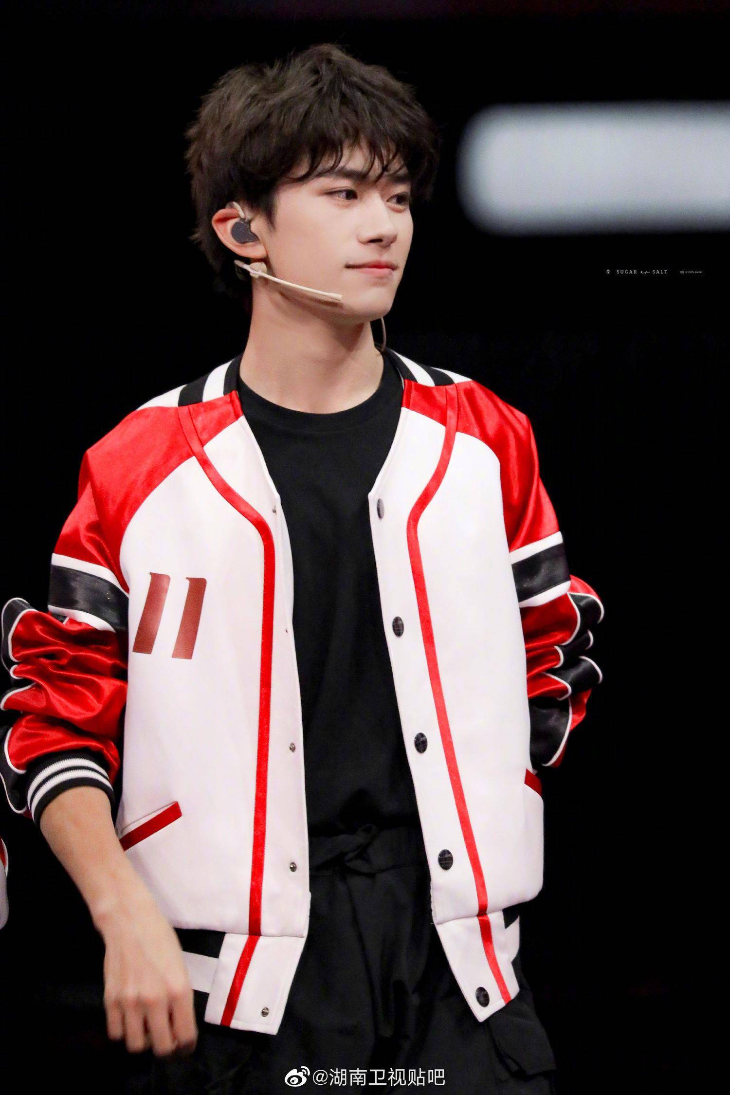 电竞男孩易烊千玺帅气来袭又酷又奶的玺子哥