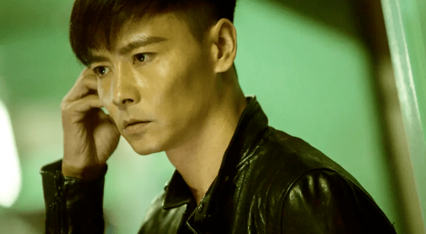 "蜘蛛人"安达臣施华血脉偾张地激烈对决,赤膊相对的二人拳风刚劲,动作