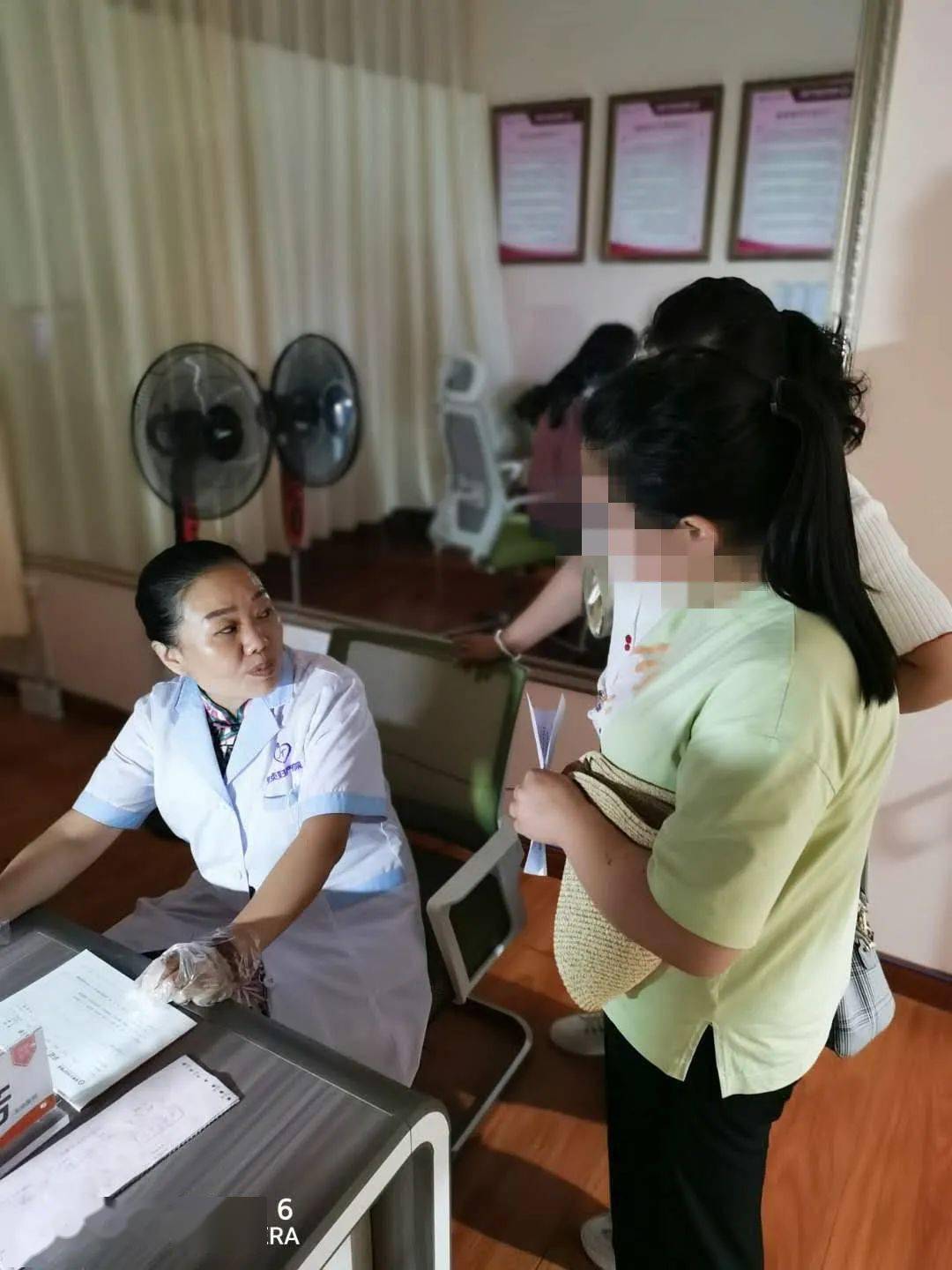和专家们对张掖安贞妇产医院乳腺专科进行了视察指导和乳腺病普查会诊
