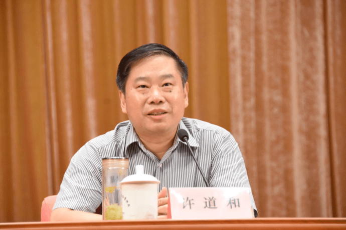 市房产局党组书记,局长许道和在讲话中强调,一要认识到位.