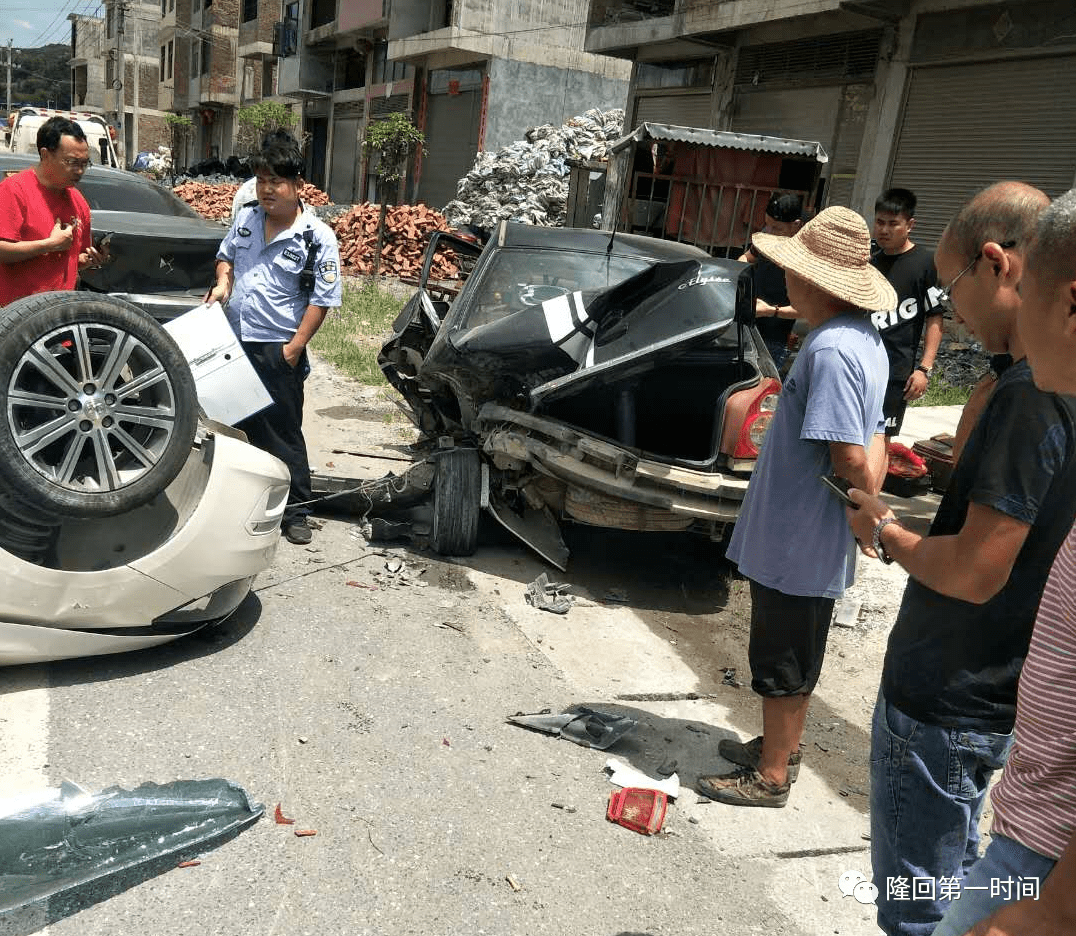 事故发生后当地交通部门到达现场处理,目前事故原因还在调查中,详情请