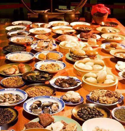 锅子一品,三鲜苏烩锅子一品;大碗二品:燕窝如意卷肥鸡,万年青寿字酒肉