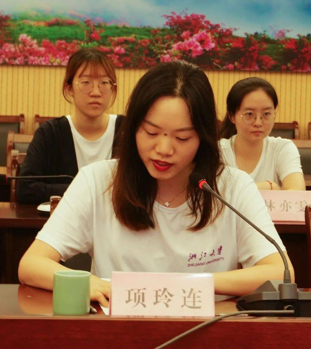 紧接着,实践团团长项玲连对团队的基层实践工作生活进行了回顾和总结