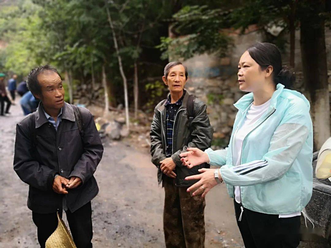 当天下午,副乡长王建功一组人徒步达乡政府后,政府乡长谭德军已把全乡