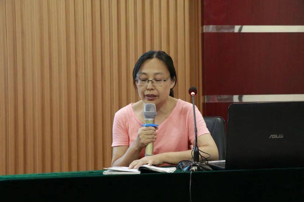 凤老师李海霞老师宋相华老师优秀生活老师代表为大家做了工作经验分享