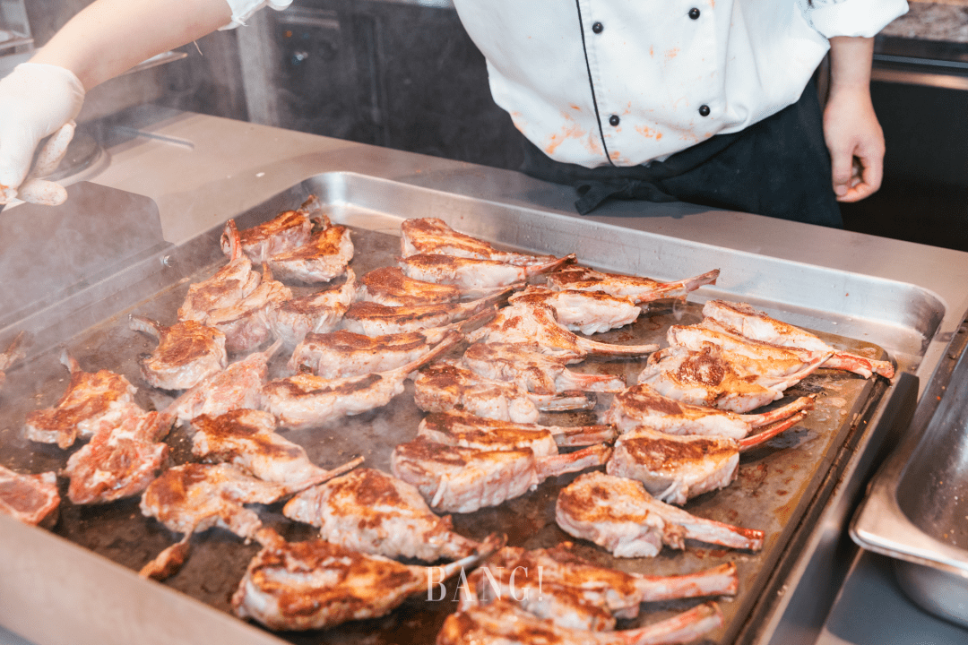 各种新鲜海鲜,扒炉烧烤,特色美食,精致甜品. .