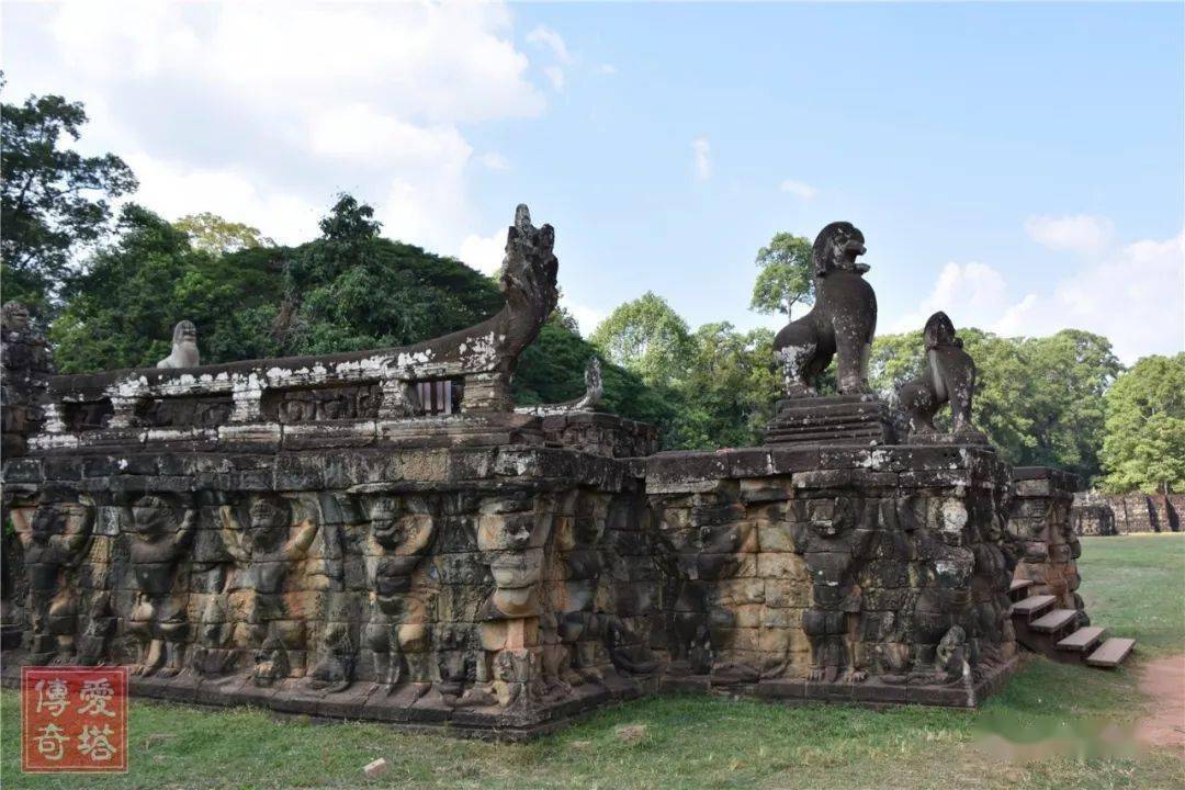 斗象台的前面是一片广场,广场的对面是十二生肖塔