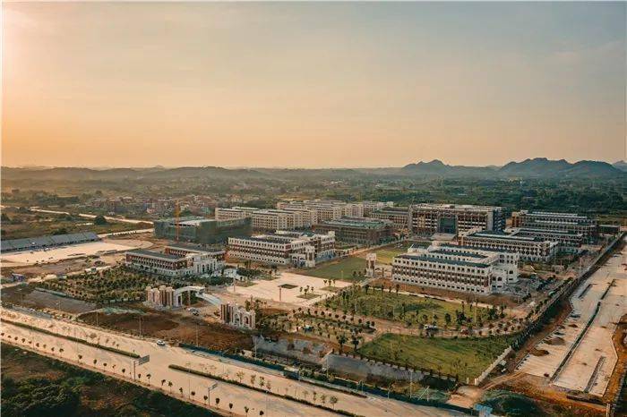 最新武鸣校区一期二阶段工程均已进入内部装修阶段